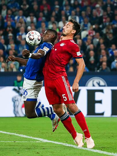 MATS HUMMELS, NOTE 3: Gegen S04-Stürmer Uth meist im Tackling souveräner Sieger. Sehr aufmerksam. Die Schalker Stürmer machten ihm den Abend aber auch wirklich nicht schwer.