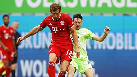 Leon Goretzka von Bayern und Josip Brekalo von Wolfsburg (l-r.) im Zweikampf um den Ball. Foto: Kai Pfaffenbach/Reuters-Pool/dpa