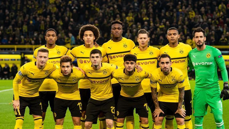 Borussia Dortmund hat ab der Saison 2020/21 zwei Trikotsponsoren. Borussia Dortmund hat ab der Saison 2020/21 zwei Trikotsponsoren.