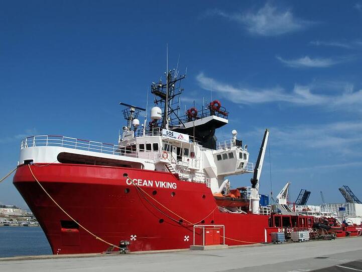 Das Rettungschiff "Ocean Viking" hat aus einem Schlauchboot vor der libyschen Küste Flüchtlinge an Bord geholt.