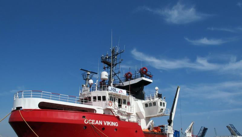 Das Rettungschiff "Ocean Viking" hat aus einem Schlauchboot vor der libyschen Küste Flüchtlinge an Bord geholt. Das Rettungschiff "Ocean Viking" hat aus einem Schlauchboot vor der libyschen Küste Flüchtlinge an Bord geholt.