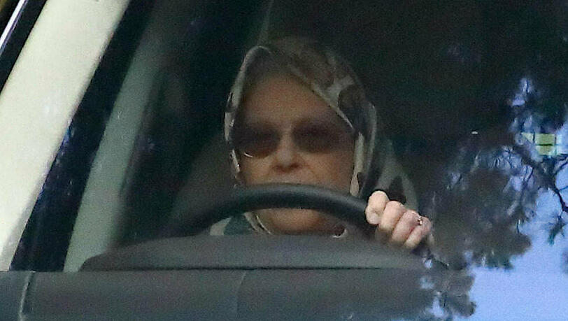 Noch sitzt die Queen in Sandringham hinter dem Steuer, bald reist sie nach Windsor Noch sitzt die Queen in Sandringham hinter dem Steuer, bald reist sie nach Windsor