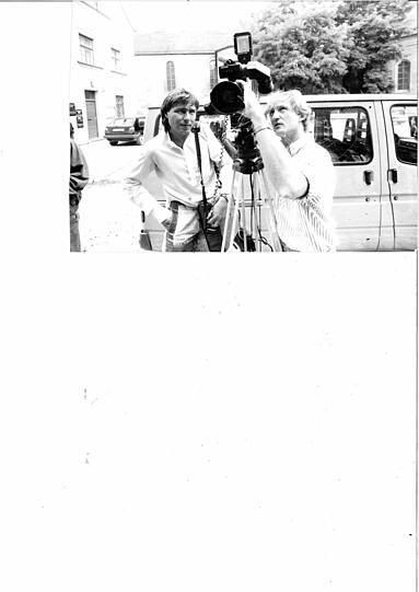 Sepp (r.), der Macher, macht nicht nur in Maschinen und Obst, sondern ist hier auch als Neu-Filmemacher zugange, mit Dietmar (l.) als Kabelträger.