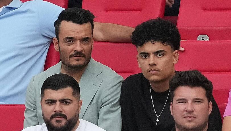 Giovanni Zarrella mit Sohn Gabriel beim EM-Spiel Deutschland gegen Ungarn. Giovanni Zarrella mit Sohn Gabriel beim EM-Spiel Deutschland gegen Ungarn.