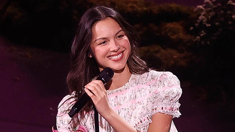 Olivia Rodrigo steht zum zweiten Mal in Folge auf Platz eins der Album-Charts.