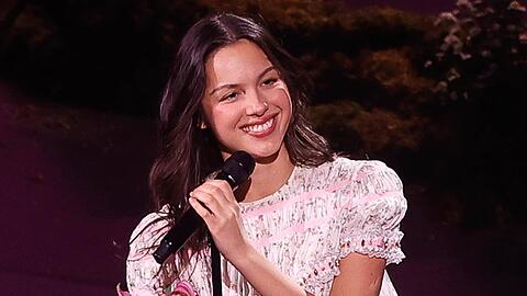 Olivia Rodrigo steht zum zweiten Mal in Folge auf Platz eins der Album-Charts.
