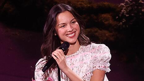 Olivia Rodrigo steht zum zweiten Mal in Folge auf Platz eins der Album-Charts.