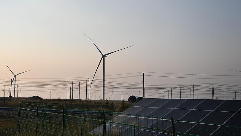 Strom aus Sonnen- und Windkraft hat gegenüber Kohle einen geringeren Anteil in Chinas Stromnetz. (Symbolbild) Strom aus Sonnen- und Windkraft hat gegenüber Kohle einen geringeren Anteil in Chinas Stromnetz. (Symbolbild)