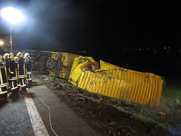 Der auf der A8 verunglückte Lkw.