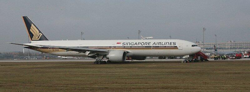 Die Boeing 777 der Singapore Airlines: Bei der Landung am Münchner Flughafen am Donnerstag begann das Flugzeug aus bisher unbekannten Gründen zu Rauchen. Es raste über die Landebahn, blieb in einem Rasenstück stecken und stoppte schließlich.