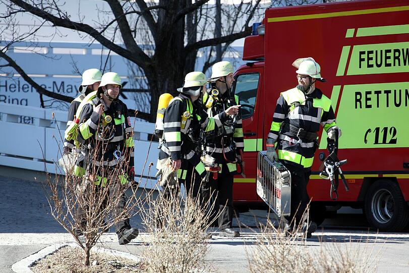 Die Feuerwehr war mit 60 Einsatzkräften und 20 Fahrzeugen vor Ort.