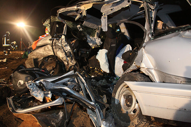 Horror-Crash vor Tacherting bei Traunstein: Ein Golffahrer übersieht ein Stoppschild und rauscht über eine Kreuzung. Die 41-jährige Fahrerin eines Ford Galaxy kann nicht mehr bremsen und knallt in das Auto. Die Insassen des VW Golf sterben noch am Unfallort. Die Bilder.