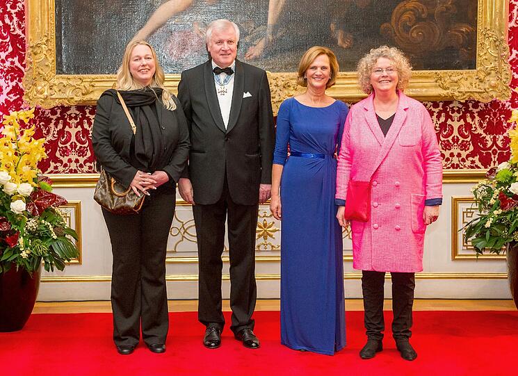 Der bayerische Ministerpräsident Horst Seehofer (CSU) und seine Frau Karin (2.v.r.) begrüßen am 10.01.2014 in der Residenz in München (Oberbayern) beim traditionellen Neujahrsempfang des Ministerpräsidenten die künstlerischen Leiterinnen und Geschäftsführerinnen der Bayreuther Festspiele, Eva Wagner-Pasquier (r) und Katharina Wagner.