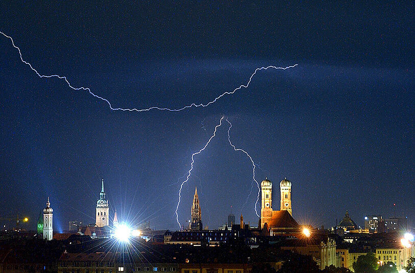 Der deutsche Wetterdienst warnt vor Starkregen und heftigen Böen in Bayern am Freitag und Samstag.
