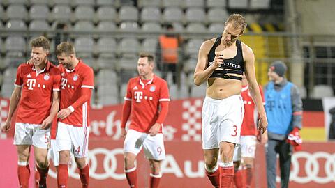 Holger Badstuber (vorn) überprüft nach dem Spiel seinen Pulsmesser.
