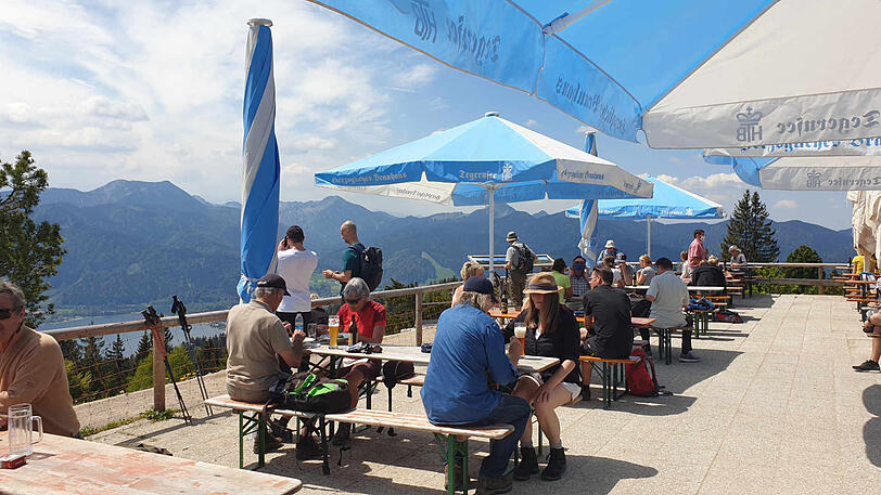 Bislang halten sich die Gäste am Berg über dem Tegernsee an die Abstandsregeln. Doch am Vatertag könnte es heiß hergehen.