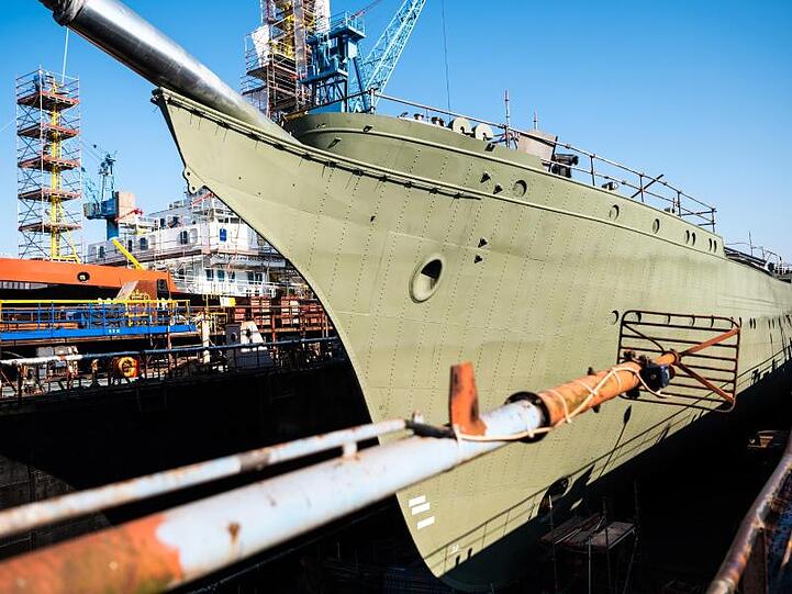 Das Marine-Segelschulschiff "Gorch Fock" in einem Dock der Bredo-Werft.