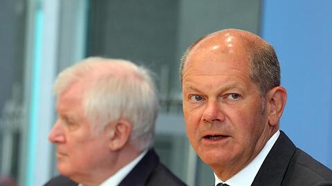 Bundesfinanzminister Olaf Scholz (r.) und Bundesinnenminister Horst Seehofer stehen Journalisten Rede und Antwort.