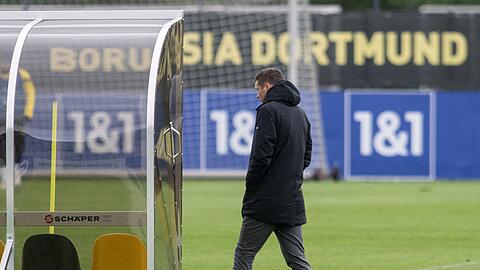 Dortmunds Sportdirektor Sebastian Kehl ärgert sich.