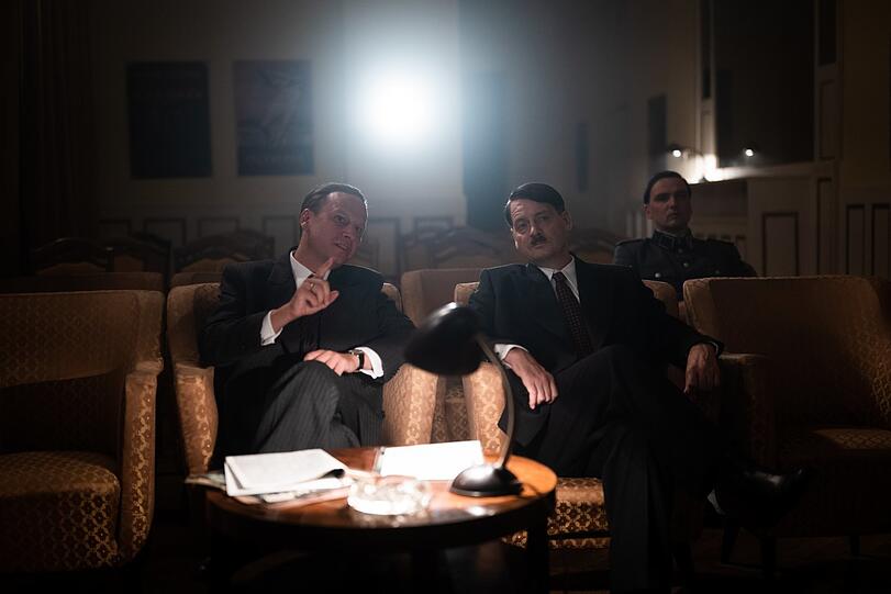 Josef Goebbels (Robert Stadlober, links) und Adolf Hitler (Fritz Karl) bei der Filmabnahme.