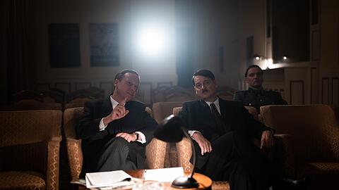 Josef Goebbels (Robert Stadlober, links) und Adolf Hitler (Fritz Karl) bei der Filmabnahme.