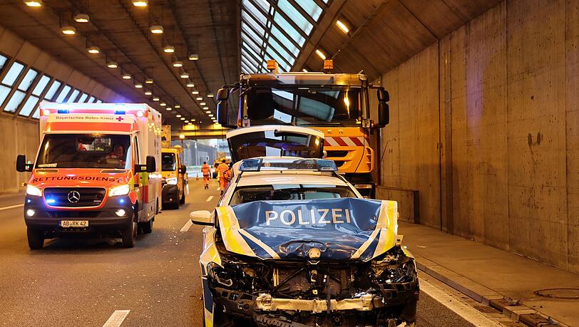 Auf Anfahrt zu der Verfolgungsjagd auf der A3 kollidierte ein Polizeiwagen mit einem anderen Fahrzeug. Auf Anfahrt zu der Verfolgungsjagd auf der A3 kollidierte ein Polizeiwagen mit einem anderen Fahrzeug.