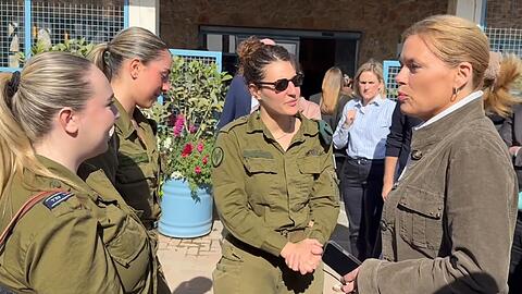 Vor ihrem Besuch im Gazastreifen tauschte sich Kl&ouml;ckner mit israelischen Soldatinnen aus.