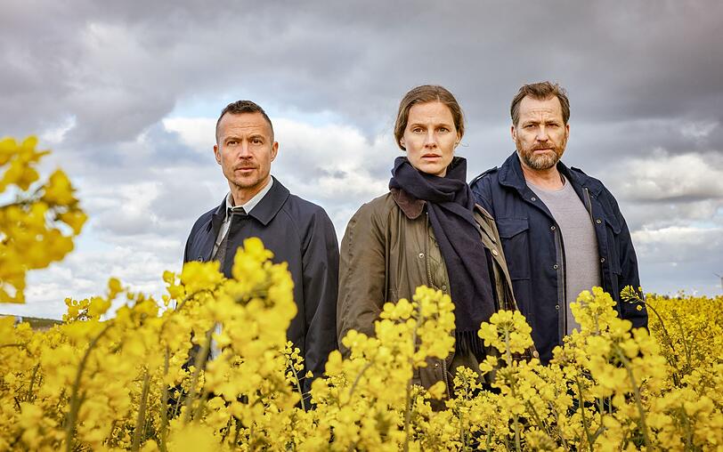 "Ostfriesenfluch" ist der letzte Film der Reihe, in dem Christian Erdmann (rechts) als Frank Weller an der Seite von Barnaby Metschurat als Rupert und Picco von Groote als Ann Kathrin Klaasen ermittelt. Danach übernahm Tom Radisch seine Figur. "Ostfriesenfluch" ist der letzte Film der Reihe, in dem Christian Erdmann (rechts) als Frank Weller an der Seite von Barnaby Metschurat als Rupert und Picco von Groote als Ann Kathrin Klaasen ermittelt. Danach übernahm Tom Radisch seine Figur.
