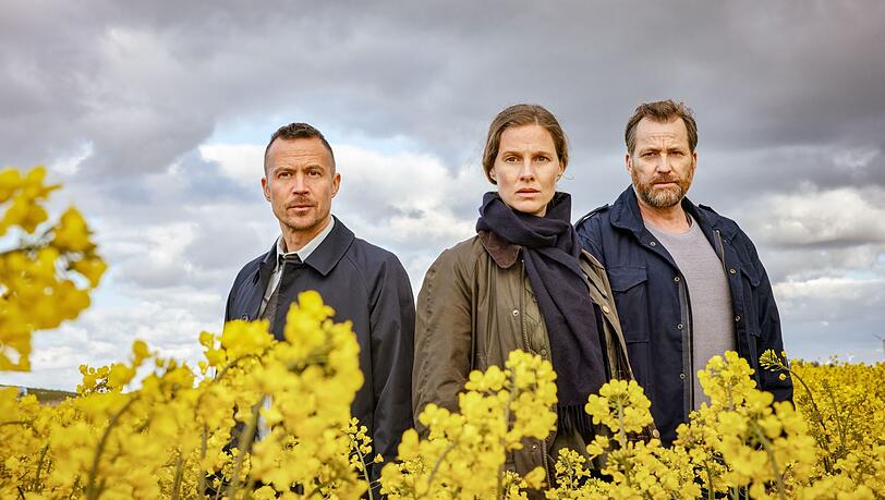 "Ostfriesenfluch" ist der letzte Film der Reihe, in dem Christian Erdmann (rechts) als Frank Weller an der Seite von Barnaby Metschurat als Rupert und Picco von Groote als Ann Kathrin Klaasen ermittelt. Danach übernahm Tom Radisch seine Figur. "Ostfriesenfluch" ist der letzte Film der Reihe, in dem Christian Erdmann (rechts) als Frank Weller an der Seite von Barnaby Metschurat als Rupert und Picco von Groote als Ann Kathrin Klaasen ermittelt. Danach übernahm Tom Radisch seine Figur.