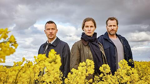 "Ostfriesenfluch" ist der letzte Film der Reihe, in dem Christian Erdmann (rechts) als Frank Weller an der Seite von Barnaby Metschurat als Rupert und Picco von Groote als Ann Kathrin Klaasen ermittelt. Danach &uuml;bernahm Tom Radisch seine Figur.