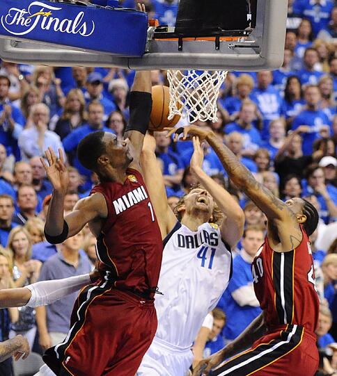 Dirk Nowitzki und seine Dallas Mavericks gleichen in der NBA-Finals-Serie zum 2:2 aus.
