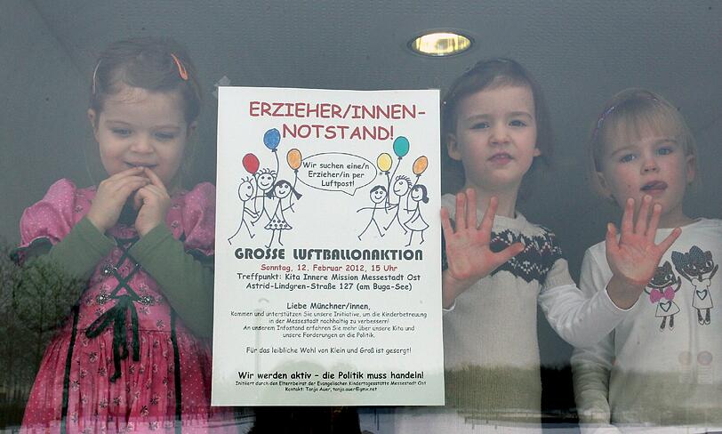 Diese Kinder hoffen, dass ihre Kita bald eine neue Erzieherin findet.