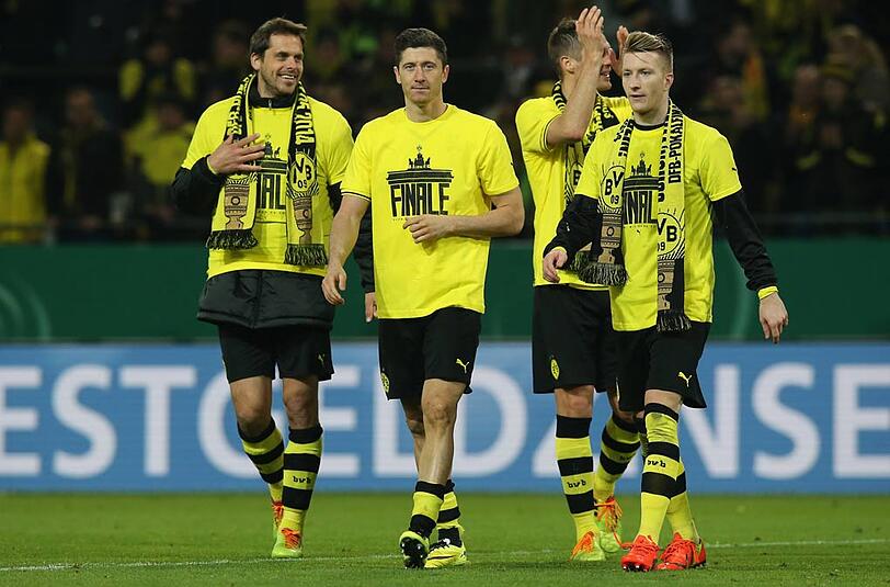 "Finale!" steht auf den Shirts der jubelnden BVB-Spieler. Borussia Dortmund feiert die sechste Endspiel-Teilnahme im DFB-Pokal.