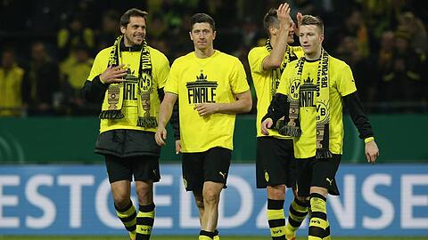"Finale!" steht auf den Shirts der jubelnden BVB-Spieler. Borussia Dortmund feiert die sechste Endspiel-Teilnahme im DFB-Pokal.