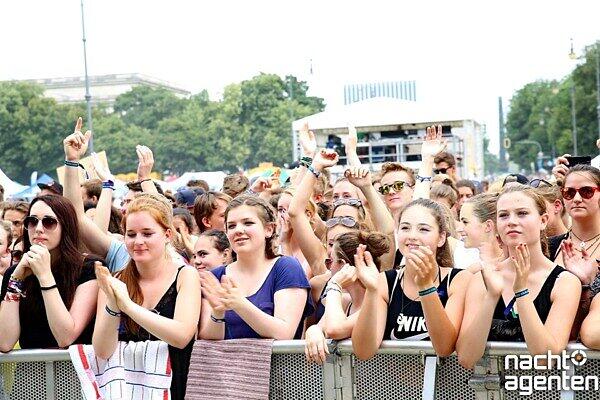 Etliche Musikbegeisterte tummelten sich am Samstag beim "Oben Ohne Open Air" auf dem Königsplatz.
