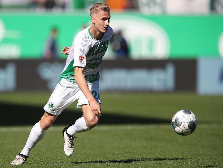 Maximilian Sauer spielt den Ball. Foto: Daniel Karmann/dpa/Archivbild