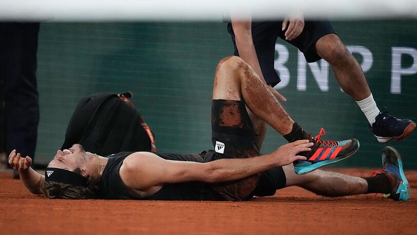 Alexander Zverev liegt nach seiner Verletzung bei den French Open am Boden.
