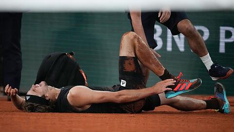 Alexander Zverev liegt nach seiner Verletzung bei den French Open am Boden.