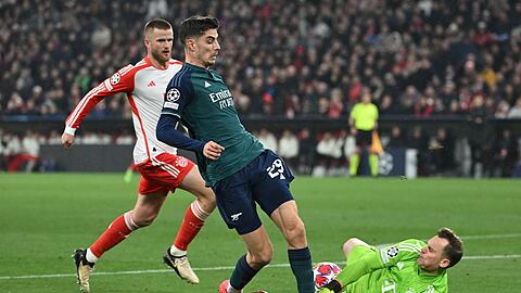 Bayern-Torhüter Manuel Neuer rettet vor Kai Havertz (M.).