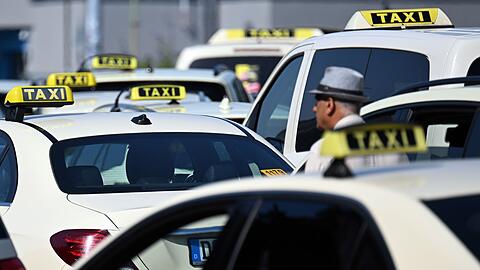 Die Branche sieht in Mietwagenplattformen wie Uber und Bolt einen unfairen Wettbewerb, weil deren Preise nicht behördlich reguliert werden.