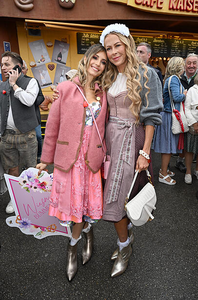 Cathy Hummels und Jenny Elvers beim Wiesn-Bummel.