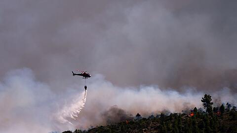 Starker Wind erschwert in Spanien die Bek&auml;mpfung der Waldbr&auml;nde.