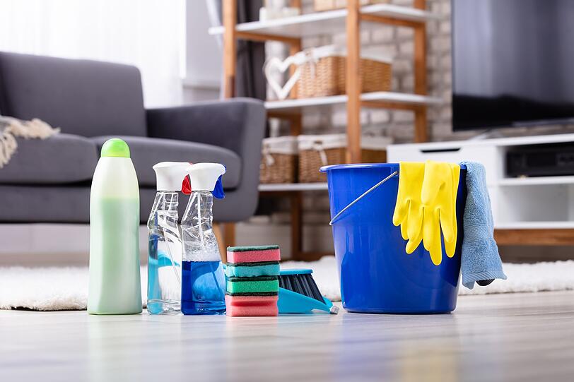 Eine typische Vermeidungsstrategie ist, die Energie auf eine gänzlich andere Aktion umzuleiten. Nie ist zum Beispiel die Wohnung so blitzeblank wie kurz vor dem Abgabetermin einer Arbeit. Denn Putzen erscheint plötzlich viel verlockender, als am Schreibtisch zu sitzen: eine klar umgrenzte Aufgabenstellung, in kurzer Zeit zu bewältigen und mit erkennbarem Ergebnis am Ende. Eine typische Vermeidungsstrategie ist, die Energie auf eine gänzlich andere Aktion umzuleiten. Nie ist zum Beispiel die Wohnung so blitzeblank wie kurz vor dem Abgabetermin einer Arbeit. Denn Putzen erscheint plötzlich viel verlockender, als am Schreibtisch zu sitzen: eine klar umgrenzte Aufgabenstellung, in kurzer Zeit zu bewältigen und mit erkennbarem Ergebnis am Ende.