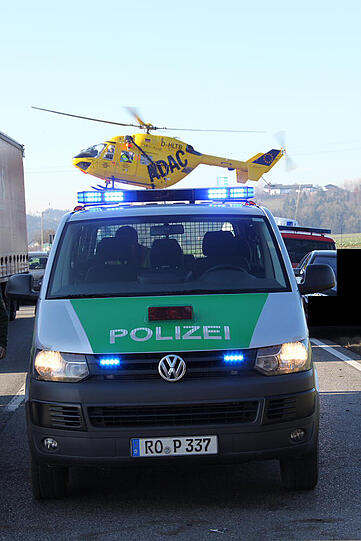 Der 21-Jährige kam auf Höhe eines Waldstücks nahe Reichertsheim (Landkreis Mühldorf am Inn) von der Fahrbahn ab und geriet in den Gegenverkehr.