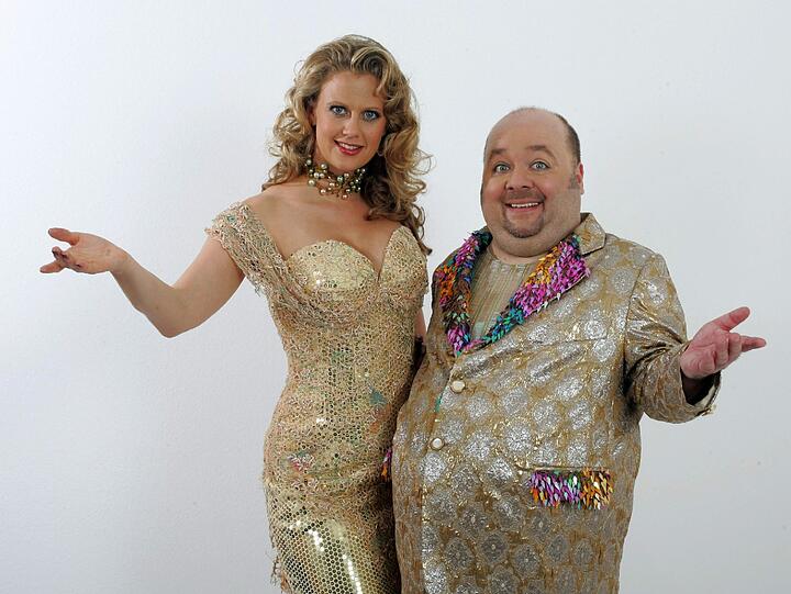 Barbara Schönberger post mit Dirk Bach zur Show Disco Mania.