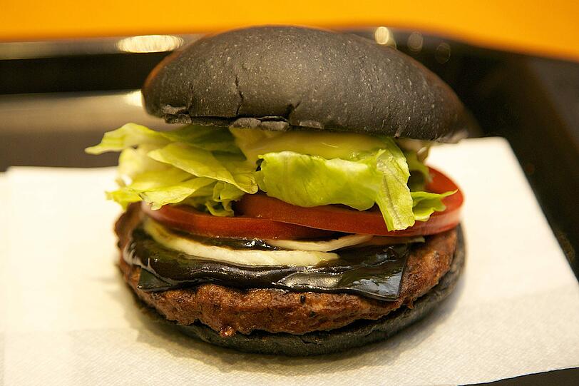 In Japan kommen bei Burger King seit neuestem schwarze Burger auf das Tablett.