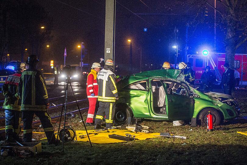 Auf der Flucht vor der Polizei ist ein 27-jähriger Autofahrer in Duisburg auf der eisglatten Fahrbahn ins Schleudern geraten und gegen einen Pfeiler geprallt.