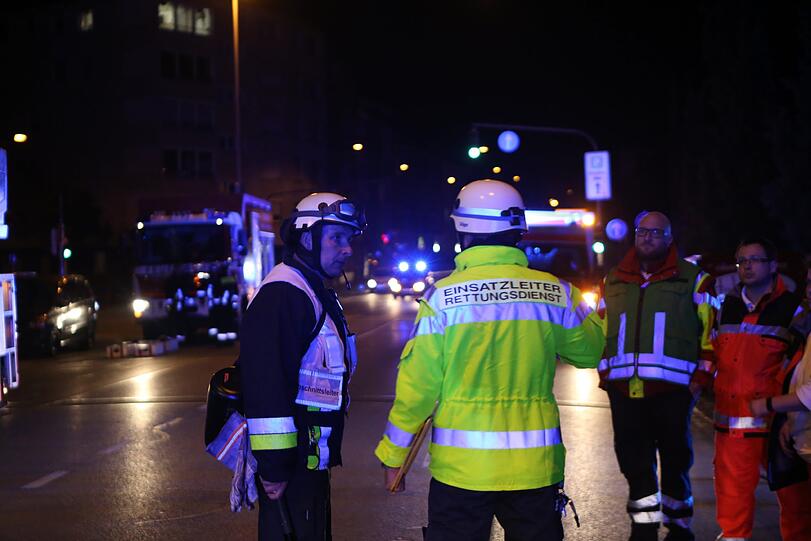Die Feuerwehr fand in einem Bordell in Nürnberg eine tote Frau - die Bilder vom Einsatz.