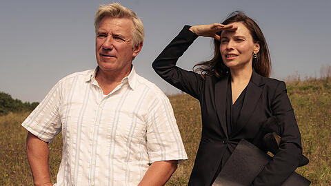 "Unterleuten - Das zerrissene Dorf": Arne Seidel (Jörg Schüttauf) zeigt Anne Pilz (Mina Tander) die in Frage kommenden Gebiete