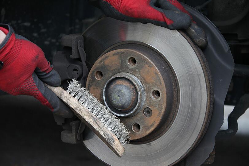 Den Rost von der Auflagefläche mit der Drahtbürste säubern! Sonst drohen später lockere Schrauben, denn...